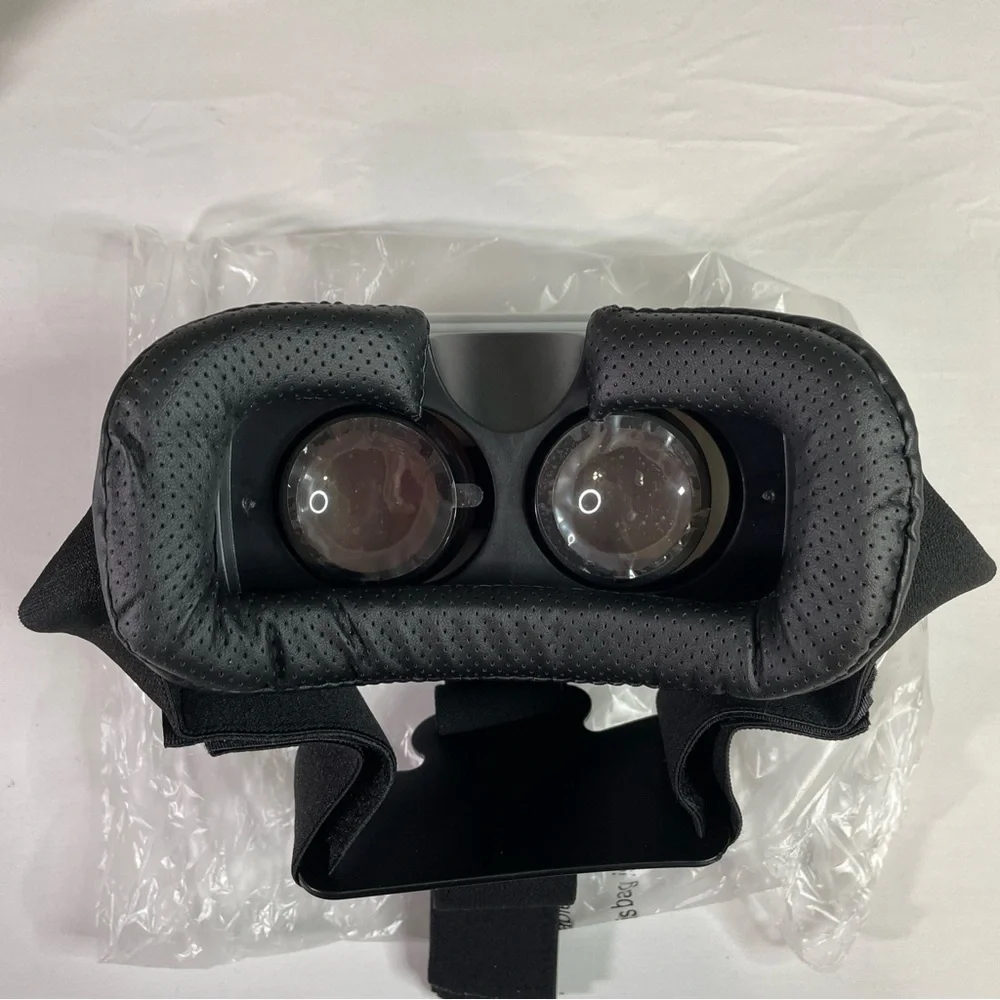 ONN White Virtual Reality VR Smartphone Headset for Apple or Android. New.